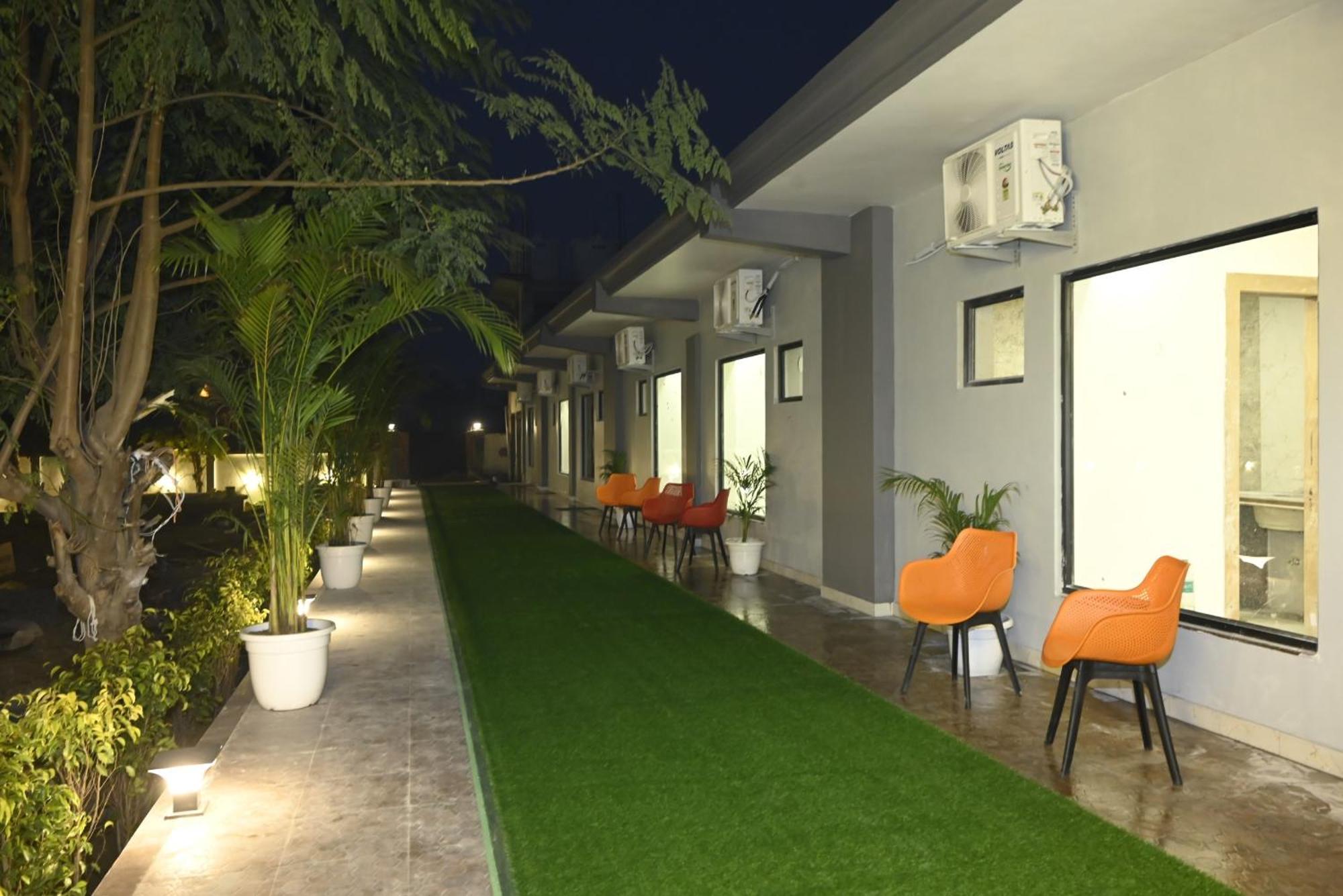Trisaa Resort & Banquets Jhusi المظهر الخارجي الصورة