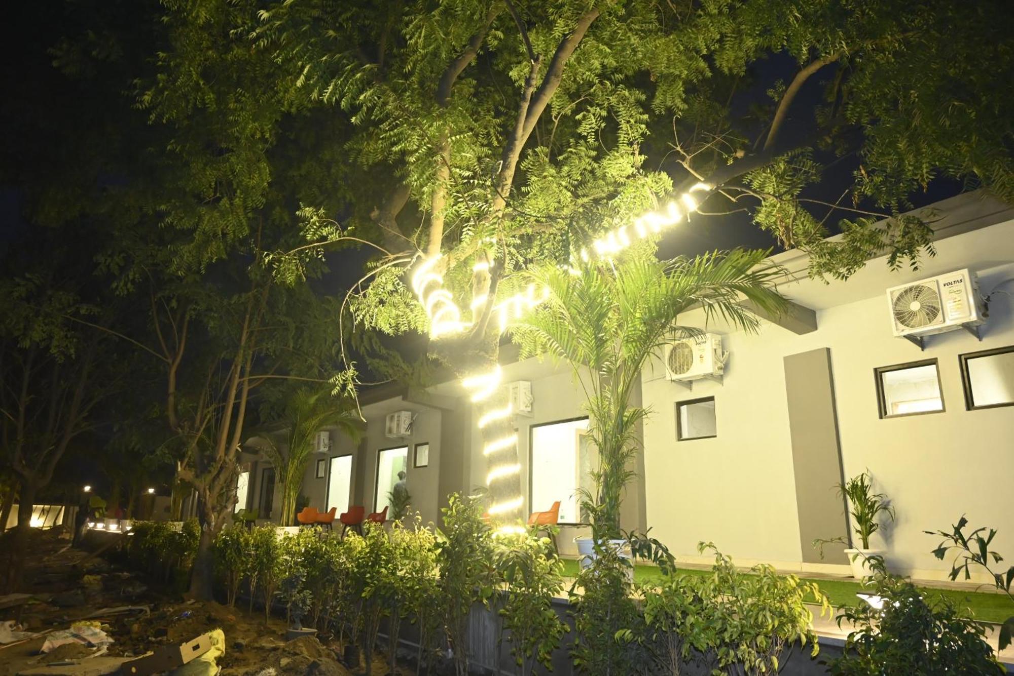 Trisaa Resort & Banquets Jhusi المظهر الخارجي الصورة