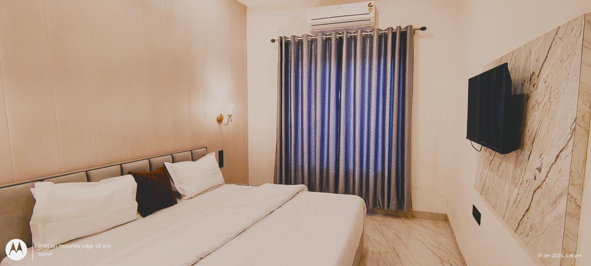 Trisaa Resort & Banquets Jhusi المظهر الخارجي الصورة